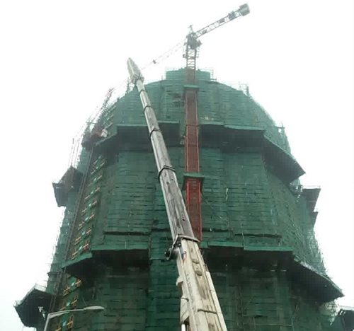 沙坡头吊车在工地上作业